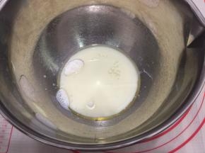 依次加入玉米油，和牛奶搅拌至完全混合看不见油漂在表面