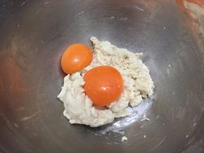 加入蛋黄，蛋黄分两次加
不规则搅拌
切记不要打圈，以免面糊起筋