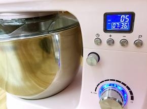 打发蛋白，加入几滴柠檬汁
调至5档8分钟