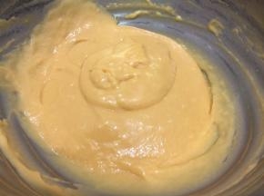 混合好的蛋黄糊放一旁备用