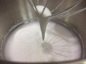 加入第三次糖和2克的盐继续打发