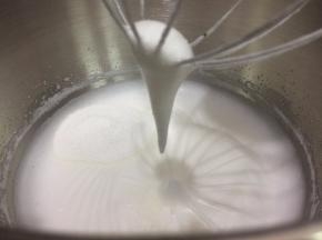 加入第三次糖和2克的盐继续打发