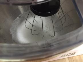 打发至鱼泡眼加入第一次的细砂糖
继续打发至能看到有浅浅的纹路
这时加入第二次糖