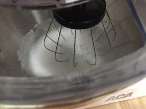 打发至鱼泡眼加入第一次的细砂糖
继续打发至能看到有浅浅的纹路
这时加入第二次糖