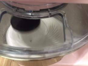 高速打发至蛋白变得泡沫细腻，打至蛋白霜拉起的尖角轻轻下弯就说明发好了