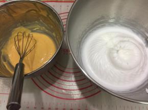 打好的蛋白霜和蛋黄糊