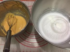 打好的蛋白霜和蛋黄糊