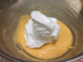 将1/2的蛋白霜倒入蛋黄糊中，用手动打蛋器从盆底由下向上快速翻拌（不习惯用手动打蛋器的朋友请用硅胶刀