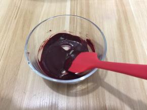 红曲粉中加入5克开水搅拌至不见干粉，顺滑的状态