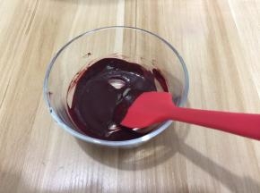 红曲粉中加入5克开水搅拌至不见干粉，顺滑的状态