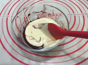 挖少许蛋糕糊和红曲糊先混合