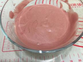 混合好的红曲蛋糕糊