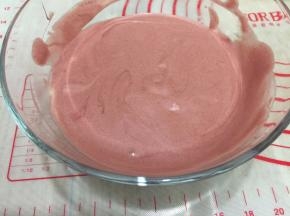 混合好的红曲蛋糕糊