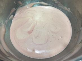 再挖少许红曲蛋糕糊到原味蛋糕糊中