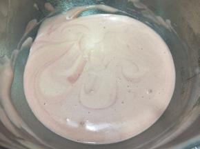 再挖少许红曲蛋糕糊到原味蛋糕糊中