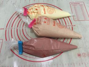 装进裱花袋中
挤进模具中