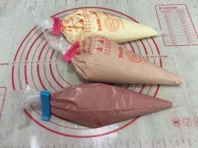 装进裱花袋中
挤进模具中