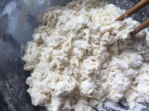 水慢慢倒和成絮状