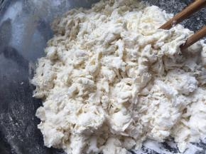 水慢慢倒和成絮状