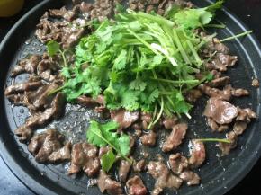 变色后加入香菜即可