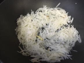 锅里热油爆香一点姜丝然后下萝卜翻炒