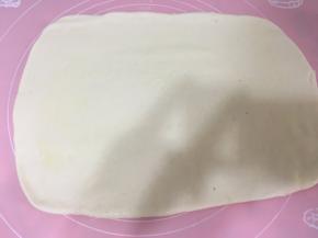 擀开长方形并刷油