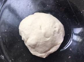 揉成光滑面团，盖保鲜膜发酵醒30分钟
