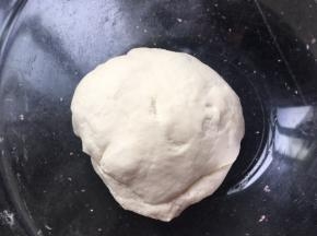 揉成光滑面团，盖保鲜膜发酵醒30分钟