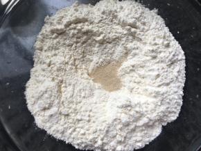 面粉挖坑放酵母