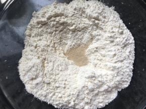 面粉挖坑放酵母