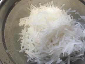 白萝卜擦丝，没有就刀切