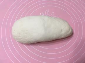 面团醒发好拿出来揉匀
