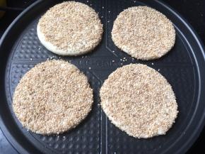 面团喷一点水占满芝麻，电饼档烙熟即可