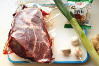 牛腱室温解冻，纹路清晰，色泽漂亮，比市场上的注水牛肉好了太多。准备好葱姜蒜。