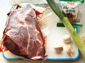 牛腱室温解冻，纹路清晰，色泽漂亮，比市场上的注水牛肉好了太多。准备好葱姜蒜。