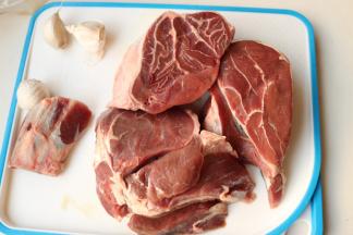 牛腱切大块，我差不多切了3大块，卤牛腱适合大块的。