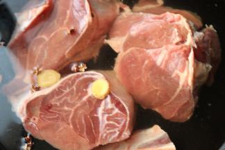 牛腱冷水入锅，加一些姜片和花椒煮开后再煮10分钟，洗去浮沫待用。