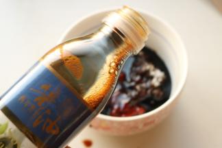 牛腱绰水的时候准备一下调料。全部放入碗里，搅匀。