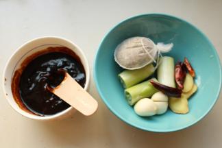 大葱切段，蒜略微拍扁，姜切厚片。