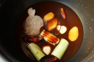 全部放入压力锅，并加入能没过牛肉的水。