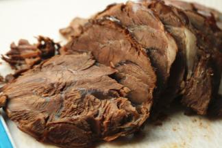 浸泡之后的牛肉捞出来放凉后，切片即可，可以看到漂亮的纹理，这才是卤牛肉的打开方式。