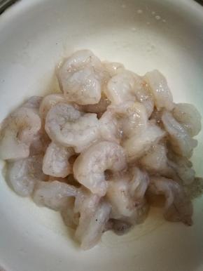冷冻青虾仁自然解冻，不要放水里，就这么拿出来室温就可以了，剖掉虾线，洗干净，沥干