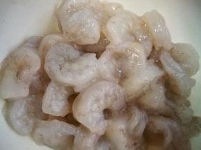 冷冻青虾仁自然解冻，不要放水里，就这么拿出来室温就可以了，剖掉虾线，洗干净，沥干