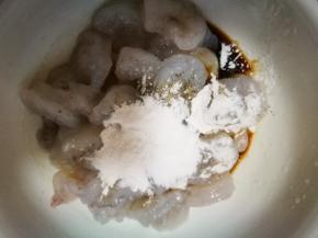 加盐，生抽，黑胡椒（很多人会用白胡椒，我不喜欢白胡椒的味道） 淀粉，一点点水，抓捏均匀，静置20分钟备用