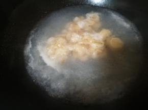 水烧开，倒入虾仁，不要搅拌，会把佐料都搅掉的。