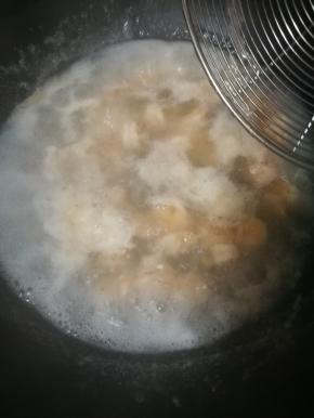 烧开后开盖，捞出沥干水