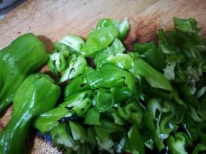 青椒洗净切片，喜欢大蒜的可以加大蒜，生姜。我这个虾仁吃过很多次，腥味几乎没有，所以我没加