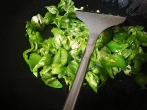 锅烧热，倒油，放入青椒翻炒