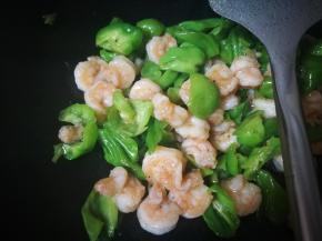 不用炒很久，闻到香味，加生抽，盐起锅