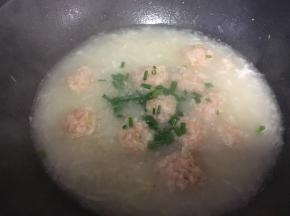 煮到虾熟了就撒葱花，鸡精调味即可